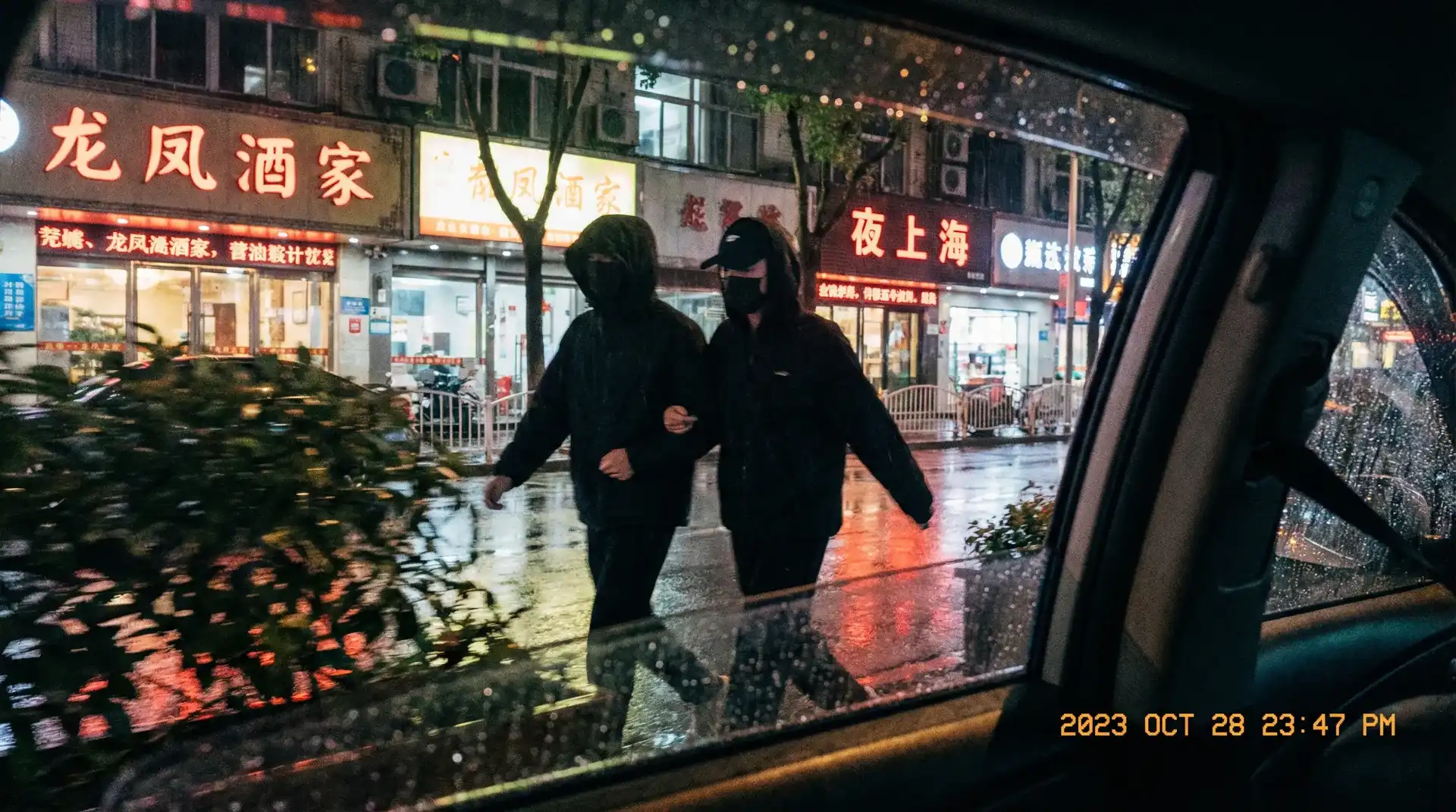 龙珠娱乐 - 顶流明星深夜密会现场抓拍照片